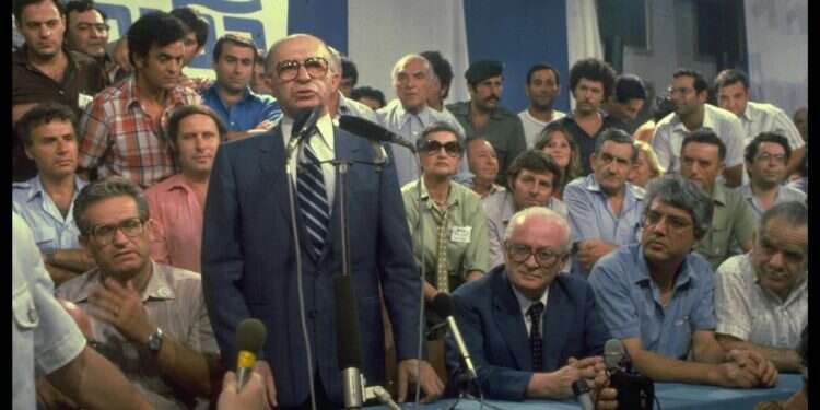 מנחם בגין במטה הליכוד בליל הבחירות, 1981. צילום: הרמן חנניה צילום: הרמן חנניה