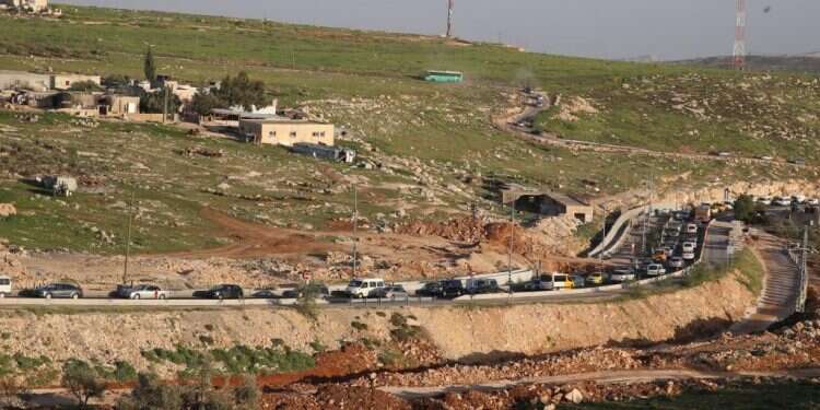 פקקים בכביש אדם - פסגת זאב. צילום: מירי צחי צילום: מירי צחי