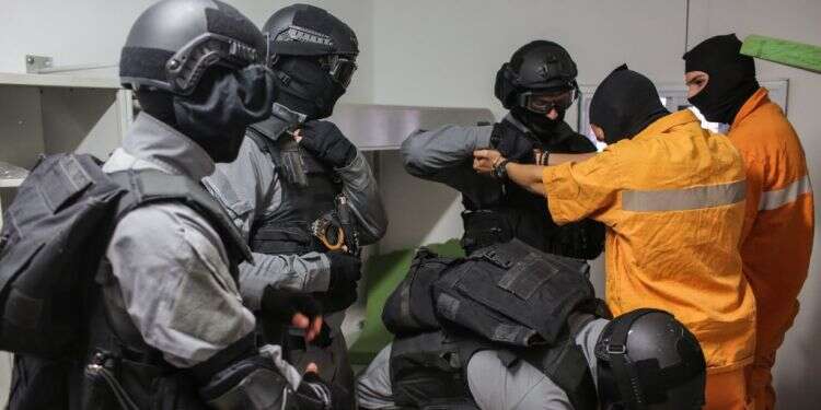 אסירים בבית סוהר. אילוסטרציה. צילום: אבישג שאר־ישוב צילום: אבישג שאר־ישוב