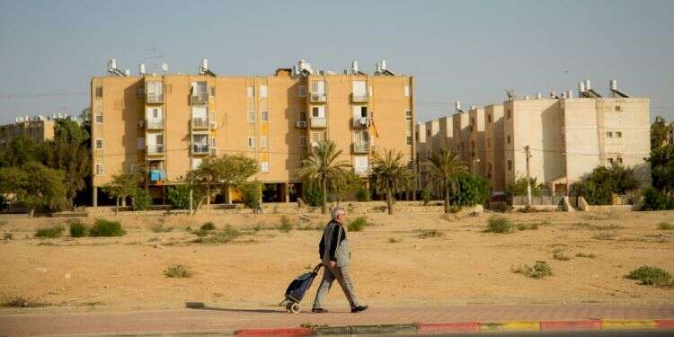 דימונה. למצולם אין קשר לכתבה. צילום: אריק סולטן ריצה למרחקים ארוכים: תכניותיהן של המפלגות לקידום הפריפריה