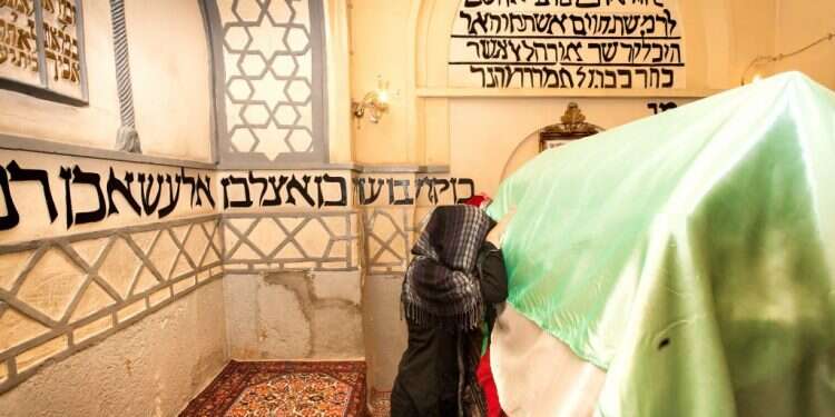 העדויות מלמדות שיהודי איראן סבלו מגזרות שונות. יהודייה איראנית מתפללת על קבר אסתר המלכה בהמדאן, איראן. צילום: שאטרסטוק צילום: שאטרסטוק