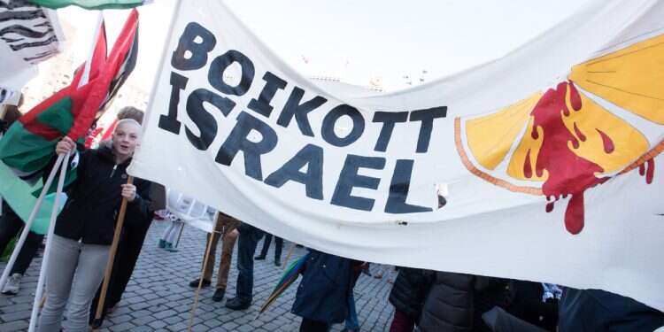 הפגנת פעילי BDS בגרמניה. צילום: שאטרסטוק צילום: שאטרסטוק