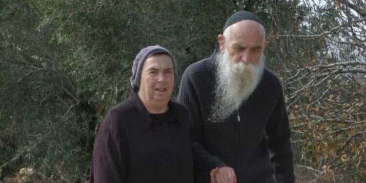 ההליכה שלו העמיקה את השהות, שינתה את תפיסת המקום והזמן. הרב משה והרבנית רבקה שפירא. צילום: יהודה הנדלר צילום: יהודה הנדלר