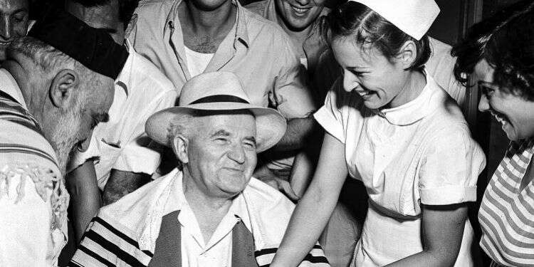 המילה שימשה כסימן זהותי המאפיין את אחרותו של העם היהודי. דוד בן גוריון משמש סנדק בברית המילה לילד הראשון שנולד באילת, 1952. צילום: פריץ כהן, לע צילום: פריץ כהן, לע"מ