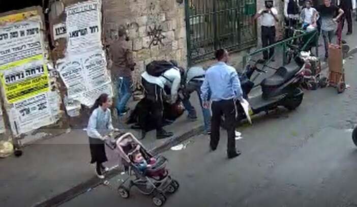 רגע התקיפה במאה שערים. צילום: מתוך מצלמת האבטחה צילום: מתוך מצלמת האבטחה