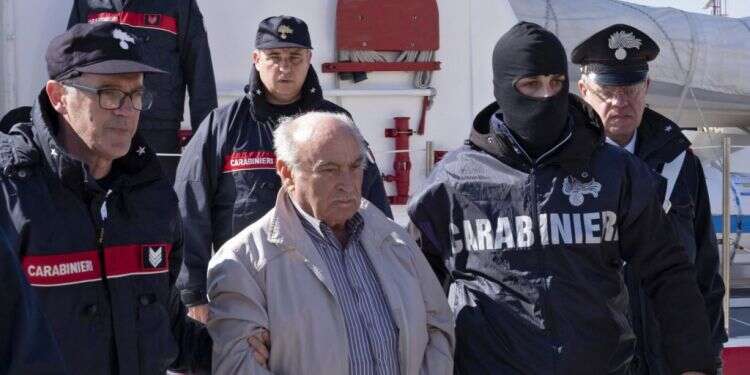 מעצרו של מאפיונר איטלקי, כחלק מפעילות נרחבת נגד פשע מאורגן באירופה, בחודש שעבר. צילום: EPA צילום: EPA