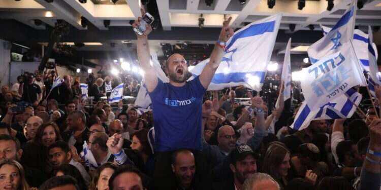 חגיגות במטה כחול לבן. צילום: EPA צילום: EPA