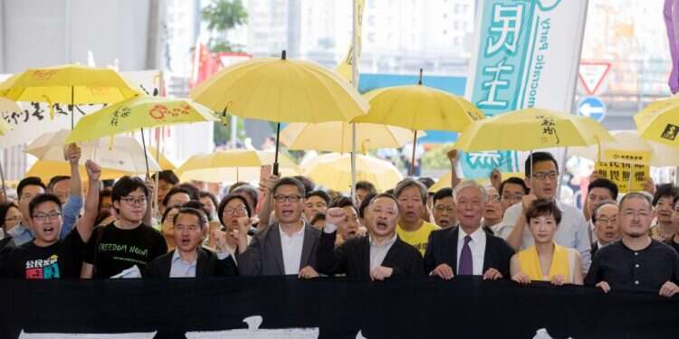 מנהיגי מחאת המטריות מחוץ לבית המשפט. צילום: EPA צילום: EPA