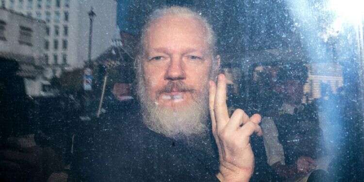 ג'וליאן אסאנג' אחרי מעצרו. צילום: גטי אימג'ס צילום: גטי אימג'ס