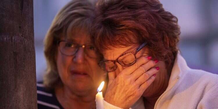 עצרת תפילה סמוך לבית הכנסת בקליפורניה. צילום: AFP צילום: AFP