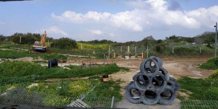 עבודות חיזוק הגבול בצפון. צילום: אליהו גליל צילום: אליהו גליל