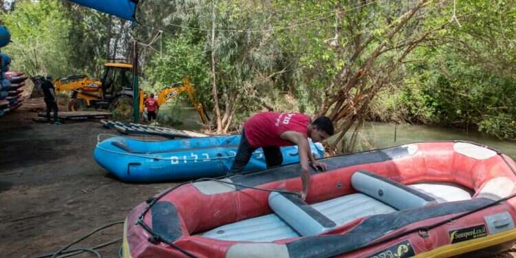 הכנות לעונת השיט באתר קייקי כפר-בלום, אתמול. צילום: אייל מרגולין, ג'יני צילום: אייל מרגולין, ג'יני