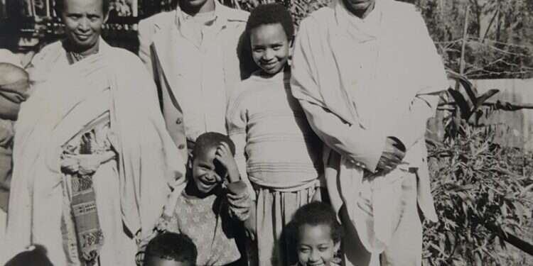 דוד דרסלי אבטה (אמצעי בשורה למטה) ומשפחתו. אתיופיה, 1990. יצאתי לחירות. בלי כאילו