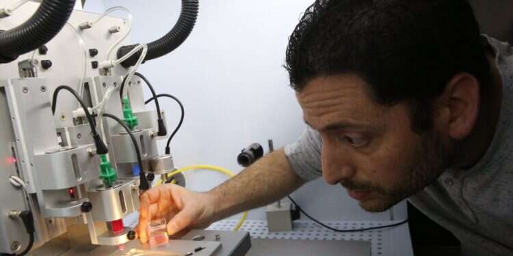 מעצמה טכנולוגית ומדעית. המעבדה להדפסת לב באוניברסיטת תל־אביב. צילום: יהושע יוסף צילום: יהושע יוסף