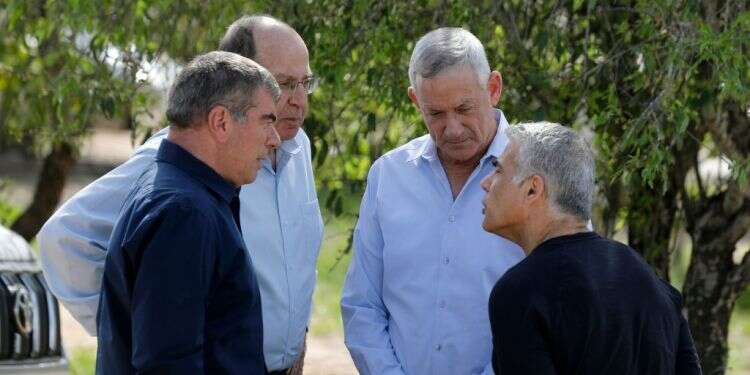 ראשי כחול־לבן: לפיד (מימין), גנץ, יעלון ואשכנזי. צילום: AFP צילום: AFP