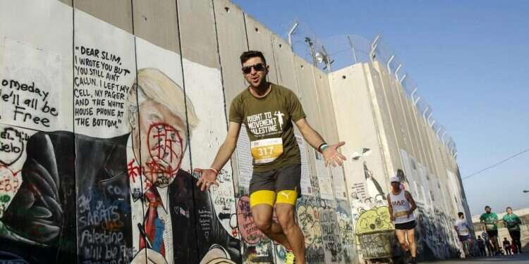 גרפיטי עם דמותו של טראמפ על גדר ההפרדה בבית לחם. צילום: AFP צילום: AFP