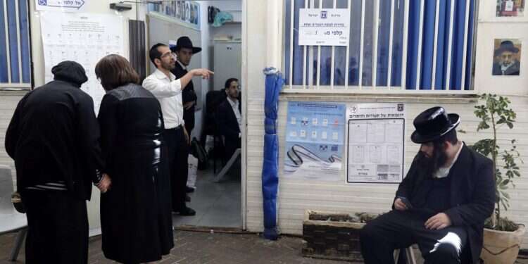 קלפי בירושלים. למצולמים אין קשר לנאמר צילום: AFP צילום: AFP