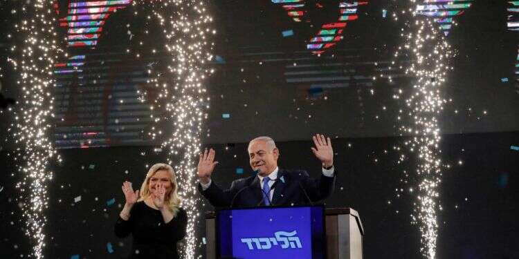 נתניהו ורעייתו על במת הליכוד במוצאי הבחירות. צילום: AFP צילום: AFP