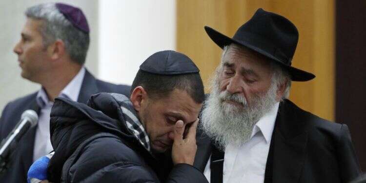 הרב ישראל גולדשטיין מנחם את אלמוג פרץ בלווייתה של לורי קיי ז צילום: AP