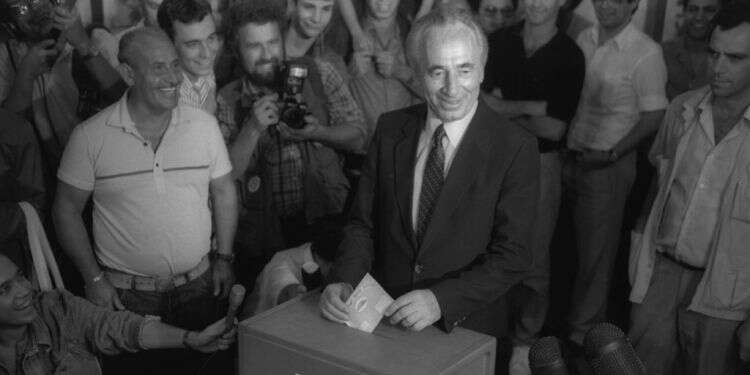 שמעון פרס מצביע בבחירות לכנסת ה-12. צילום: אריק חרמוני צילום: אריק חרמוני