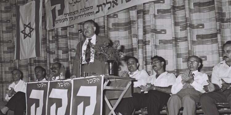 משה סנה נואם בכנס מק צילום: פריץ כהן, לע"מ