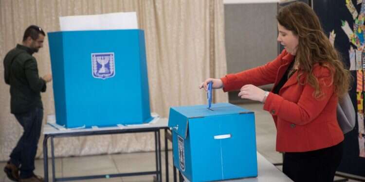 הצבעה בבחירות, למצולמים אין קשר לכתבה. צילום: הדס פרוש, פלאש 90 צילום: הדס פרוש, פלאש 90