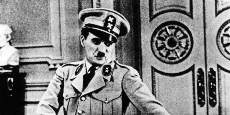 ביקורת מושחזת על היחס הלעגני וערלות הלב על ידי הדיקטטורים. צ'רלי צ'פלין, ארה צילום: גטי אימג'ס