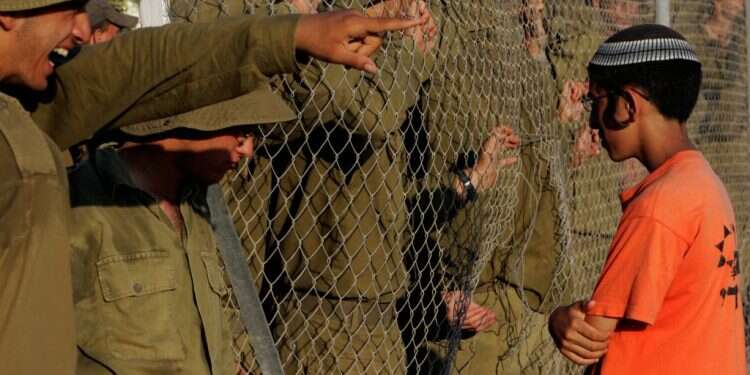 לראות את מפעל החיים מתנפץ. פינוי גוש קטיף. צילום: רויטרס צילום: רויטרס