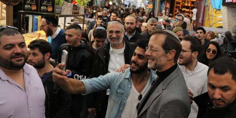 משה פייגלין מסייר בשוק. צילום: רויטרס הפוליטיקה החלופית של מפלגת זהות