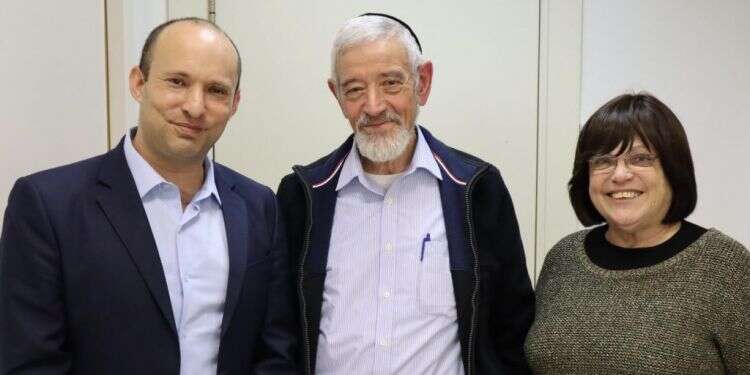 הזוג ארנטל עם השר בנט. צילום: דוברות משרד החינוך צילום: דוברות משרד החינוך