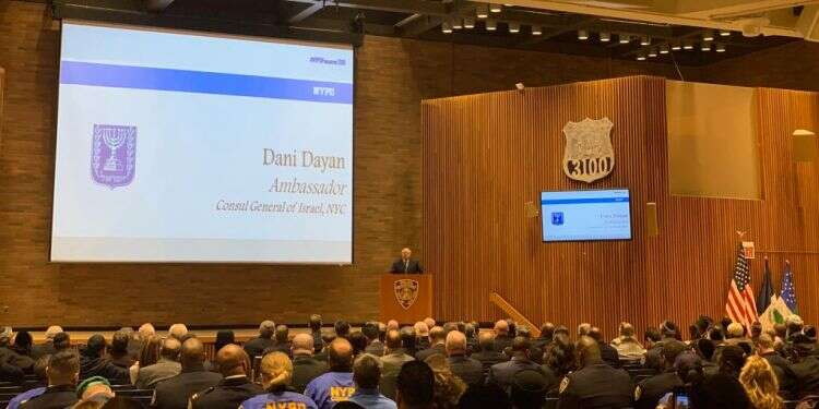 קונסול ישראל דני דיין בכנס מול שוטרי ניו-יורק משטרת ניו-יורק: מספר האירועים האנטישמיים בעיר הוכפלו