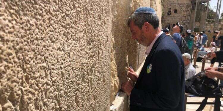 רפי פרץ, יו''ר הבית היהודי, בכותל. צילום: דוברות איחוד מפלגות הימין צילום: דוברות איחוד מפלגות הימין