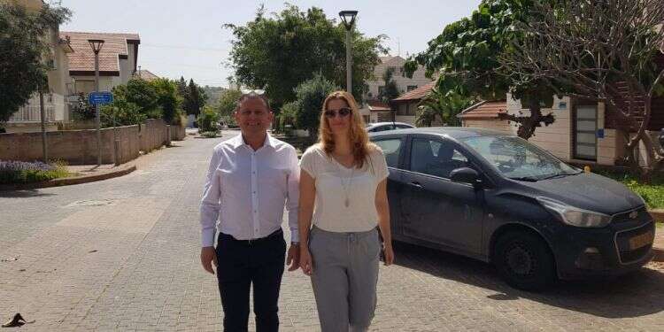 כבל ואשתו בדרך לקלפי. צילום: שירית אביטן כהן צילום: שירית אביטן כהן