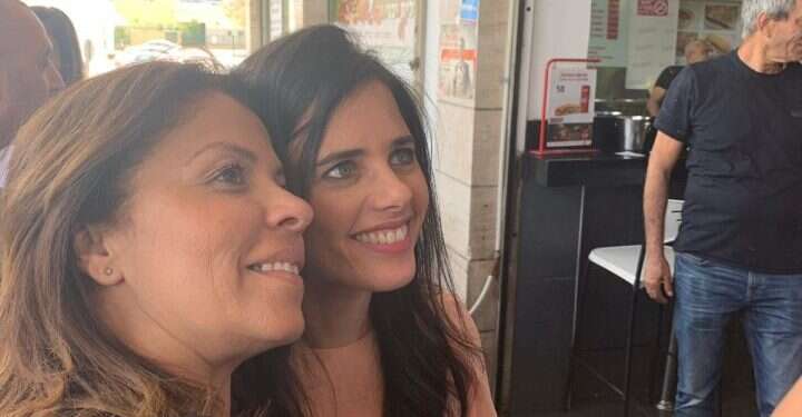 השרה שקד עם מעריצה "התחלנו את היום מעולה, אבל אנחנו רואים עלייה חזקה של סמוטריץ"