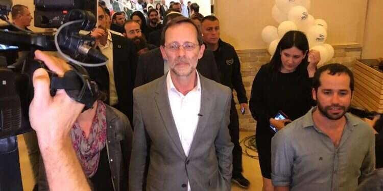 כשהנהגה היא טעם החיים. משה פייגלין בליל הבחירות. צילום: אריאל שנבל צילום: אריאל שנבל