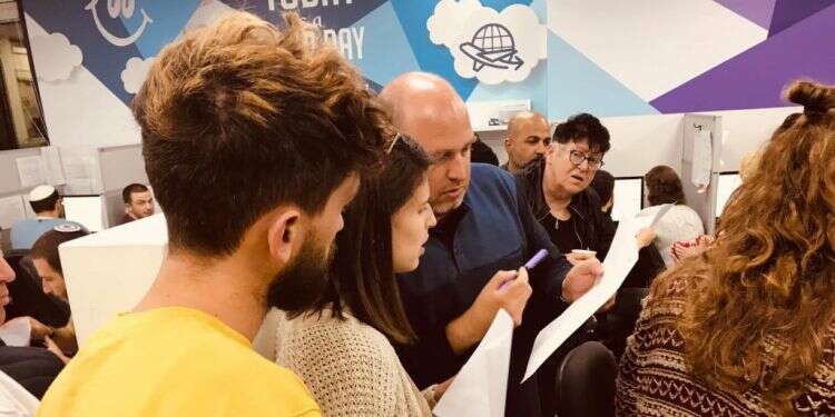 פעילים של מפלגת הימין החדש במשרדים. צילום: אריאל שנבל צילום: אריאל שנבל