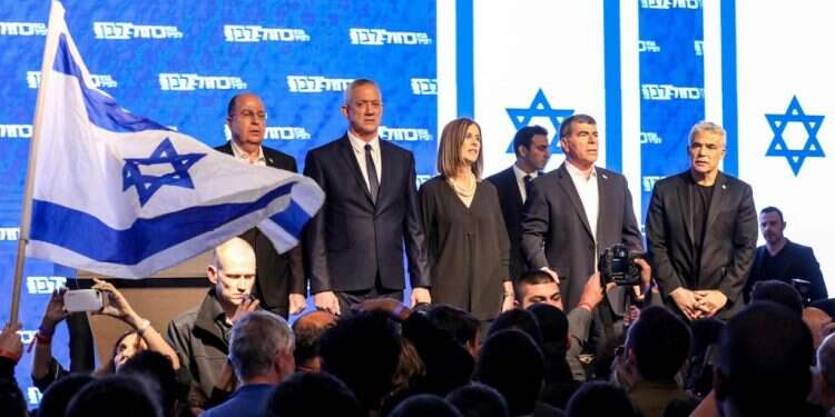 מפלגת כחול לבן אחרי קבלת תוצאות האמת. צילום: AFP צילום: AFP