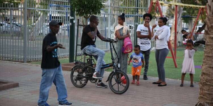 מסתננים בדרום תל־אביב. צילום: יהושע יוסף צילום: יהושע יוסף