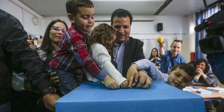 אימן עודה מצביע בבחירות 2015. צילום: EPA צילום: EPA