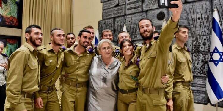 טקס הרמת כוסית לכבוד חיילים בודדים בבית הנשיא, 2019. צילום: תומר רייכמן צילום: תומר רייכמן