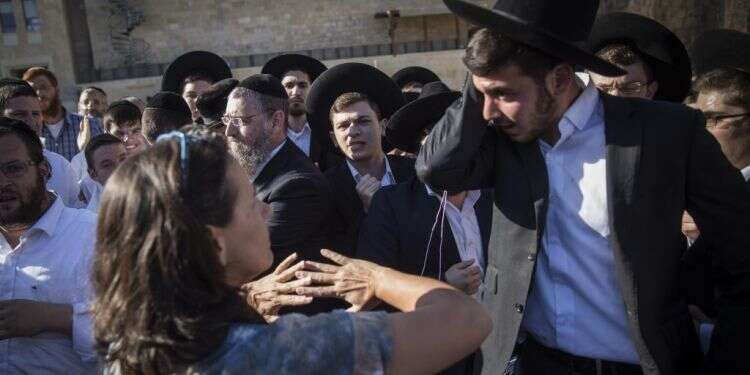 עימות ברחבת הכותל בין 'נשות הכותל' לצעירים חרדים. צילום: הדס פרוש, פלאש 90 צילום: הדס פרוש, פלאש 90