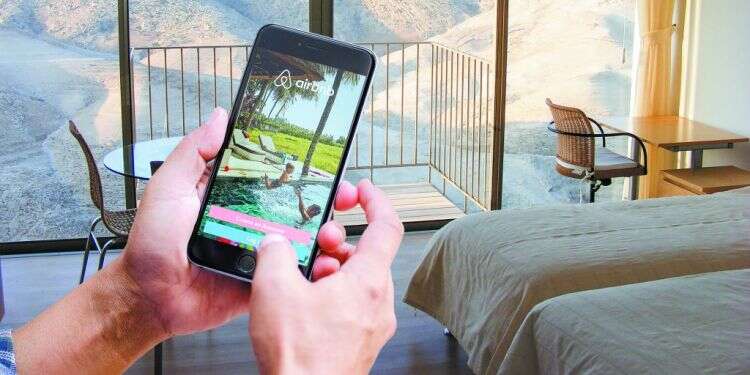 הרווחים ייתרמו לארגוני סיוע הומניטריים. יישומון Airbnb. צילום: יגאל כנען ושאטרסטוק צילום: יגאל כנען ושאטרסטוק