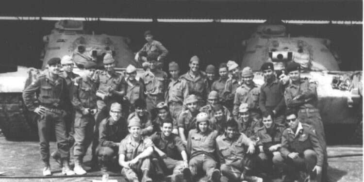 אביגדור קהלני עם חייליו, מחנה נתן, 1967. צילום: מתוך האלבום הפרטי צילום: מתוך האלבום הפרטי