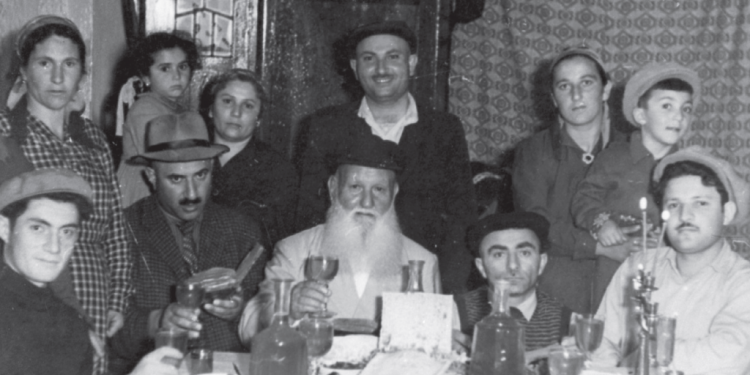 ליל הסדר במשפחת חכם יצחק תרונישווילי. סוחומי, גיאורגיה 1959. מתוך  מתוך "הגדת המנהגים" שראתה אור לאחרונה בהוצאת קורן. המרכז לתיעוד חזותי ע"ש אוסטר, בית התפוצות. באדיבות פאניה תרונישווילי