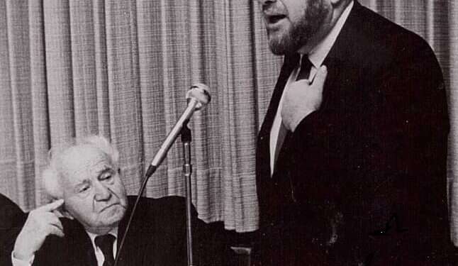 להיות יהודי היום זה להיות בן לעם של אנה פרנק. פינחס הכהן פלאי  עם דוד בן גוריון, 1970. צילום באדיבות המשפחה צילום באדיבות המשפחה