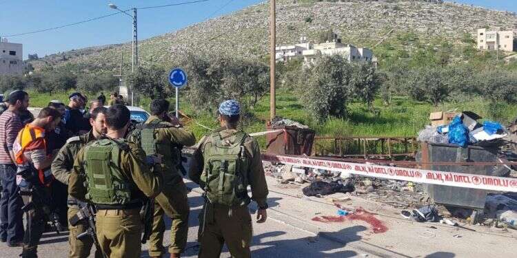 זירת ניסיון הפיגוע בצומת הביתות. צילום: אברהם בנימין צילום: אברהם בנימין