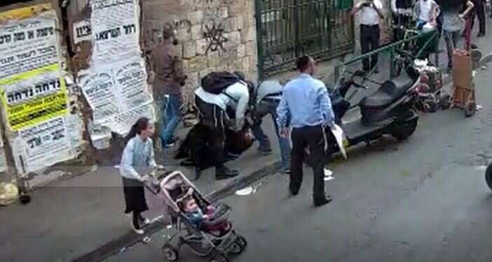 רגע התקיפה במאה שערים. צילום: מתוך מצלמת האבטחה צילום: מתוך מצלמת האבטחה