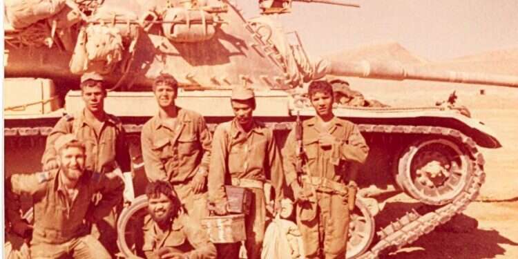 הרב אליהו בירנבוים (משמאל) בעת שירותו הצבאי. צילום מתוך האלבום הפרטי צילום מתוך האלבום הפרטי