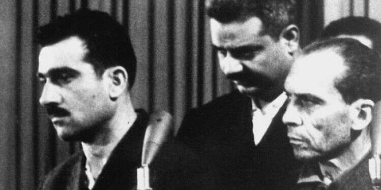 אלי כהן (משמאל) אחרי לכידתו בסוריה. צילום: AFP צילום: AFP