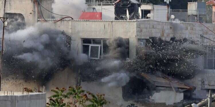 הריסת בית מחבל בבנימין, לפני כשבועיים. צילום: EPA צילום: EPA